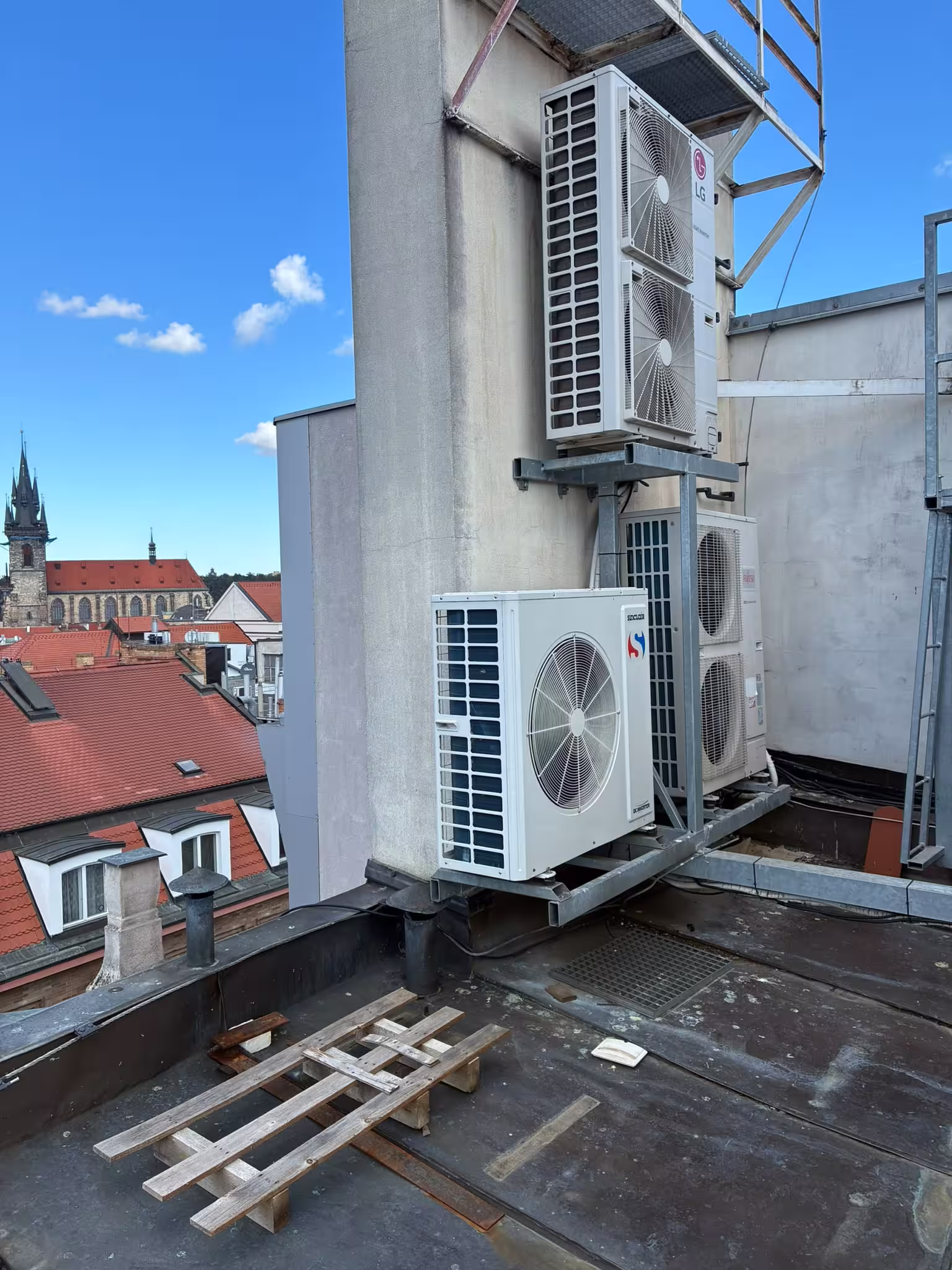Montáž jednotek klimatizace v městské zástavbě (střecha)