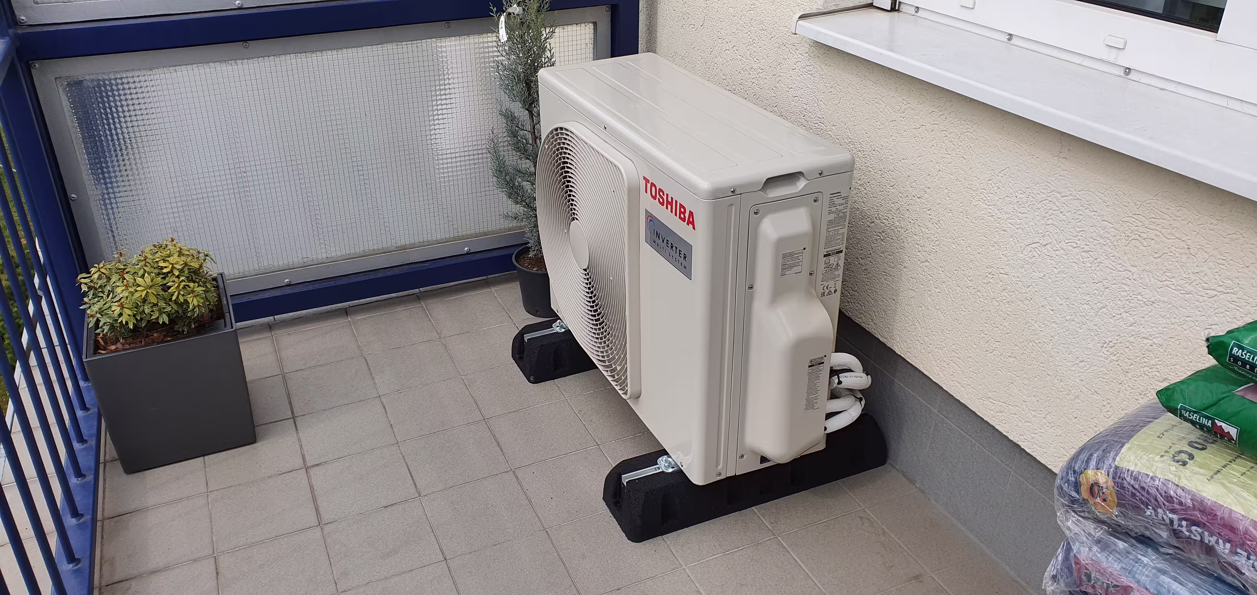 Montáž jednotky klimatizace v panelovém domě (balkon)